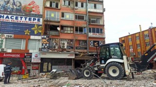 Ağır hasarlı binadan kapı sökerken düşerek ağır yaralandı