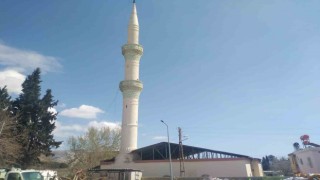 Ağır hasarlı caminin minaresi kontrollü olarak yıkıldı