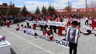 Ahlatta 23 Nisan Ulusal Egemenlik ve Çocuk Bayramı etkinlikleri