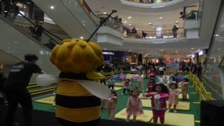 Aileler bayramda alışveriş merkezi ve lunaparkın yolunu tuttu