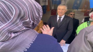 AK Parti İstanbul Milletvekili adayı Nazif Çetin, Avcılarda hasta ve yaşlı seçmenleri evlerinde ziyaret etti