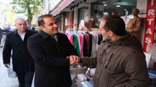 AK Parti milletvekili adayı Harun Çelik, Esenyurtta kararsız genci böyle ikna etti