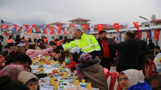 AK Parti Milletvekili Mahir Ünaldan konteyner kente bayram ziyareti