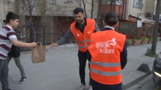 AK Partili milletvekili adayı Bağcılarda trafikte vatandaşlara iftarlık dağıttı