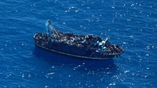 Akdenizde 400 düzensiz göçmen kurtarılmayı bekliyor