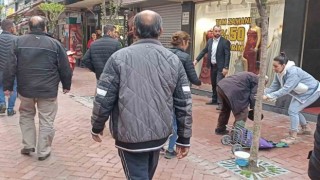 Akıl hastası olduğu iddia edilen genç çarşıda birçok kişiye saldırdı