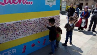 Aksaray Belediyesinden çocuklara bayrak şekeri standı