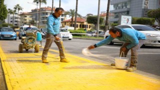 Alanya Belediyesi durak önlerinin boyasını yeniliyor