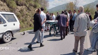 Alaplıda motosiklet otomobille çarpıştı: 2 yaralı