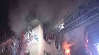 Alevlerin sardığı ev kullanılamaz hale geldi