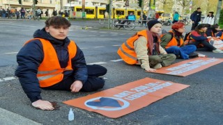 Almanyada iklim aktivistleri ellerini asfalta yapıştırdı