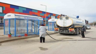 Ana cadde kaldırımları ile duraklar tazyikli suyla yıkanarak bayrama hazırlandı
