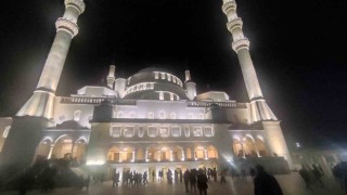 Ankarada vatandaşlar Kadir Gecesinde camilere akın etti