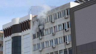 Antalyada 7 katlı apartmanda çıkan yangın korkuttu
