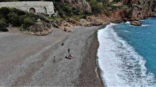 Antalyada deniz ve hava sıcaklığı eşitlendi, ünlü sahil turkuaza büründü