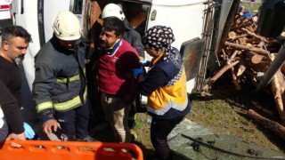 Antalyada freni patlayan tomruk yüklü kamyon devrildi: 1 yaralı