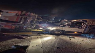 Antalyada kamyon ile kamyonet çarpıştı: 1 yaralı