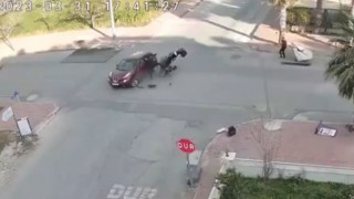 Antalyada motosiklet ve sürücüsünü metrelerce savuran kaza