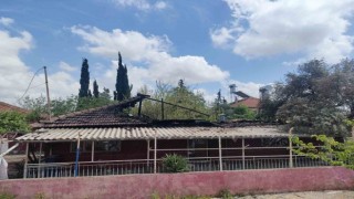 Antalyada müstakil ev alevlere teslim oldu