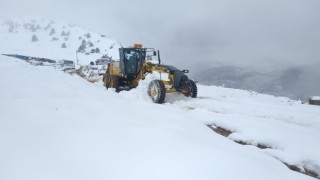 Antalyada Nisan ayında karla mücadele çalışması