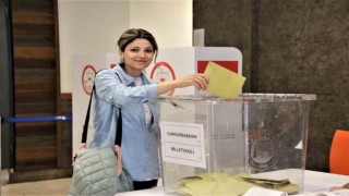 Antalyada tatilciler oy vermek için havalimanına koştu