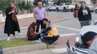 Antalyada ticari taksi ile otomobil çarpıştı: 2 yaralı