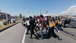 Antalyada yaya geçidinde bekleyen otomobile arkadan gelen kamyon çarptı: 4 yaralı