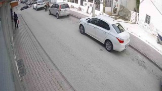 Ara yoldan kontrolsüz çıkan bisikletliye motosiklet çarptı: 1 yaralı