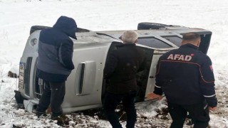 Ardahanda direksiyon hakimiyetini kaybeden kamyonet devrildi