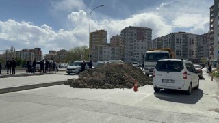 Arsa benim dedi, kum döktürüp yolu kapattı