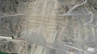 Artvin-Erzurum karayolundaki heyelan havadan görüntülendi