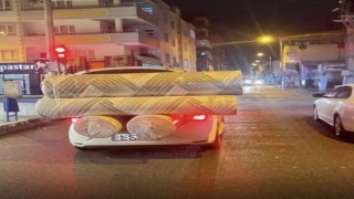 Aşırı yük taşıyan otomobil trafikte tehlike saçtı
