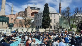 Ayasofya Camiinde Ramazan ayının son cuma namazı kılındı