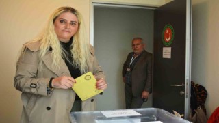 Ayvalıkta Deniz Hudut Kapısında yurt dışı seçim kütüğüne kayıtlı vatandaşlar oy kullanmaya başladı