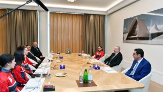 Azerbaycan Cumhurbaşkanı Aliyev, Ermenistanda madalya kazanan Türk haltercileri kabul etti
