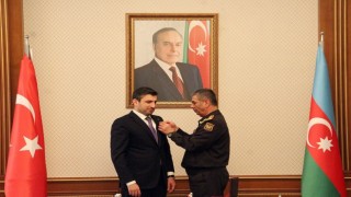 Azerbaycan Savunma Bakanı Hasanovdan Selçuk Bayraktara madalya
