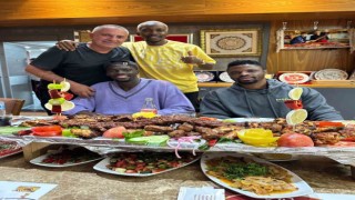 Badou Ndiaye ve Onyekurunun kebap keyfi