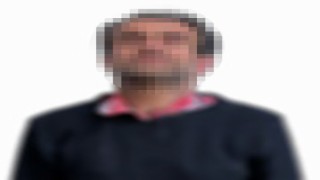 Bağcılarda hastanenin kafeteryasında oturan kadının cüzdanını çalan şahıs kamerada