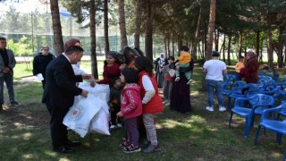 Bağlar Belediyesi bayram öncesi ihtiyaç sahibi vatandaşlara giysi desteğinde bulundu