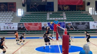 Bağlar Belediyesporun genç kız voleybol takımı, bölge şampiyonu oldu