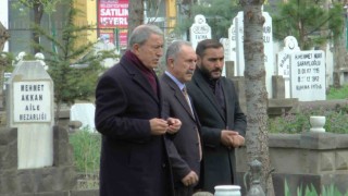 Bakan Akar, aile kabristanını ziyaret etti