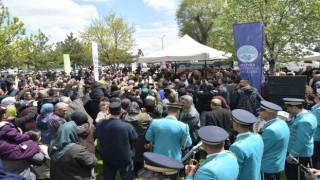 Bakan Akar ile Başkan Büyükkılıç, Kayserililerle Piknikte Kucaklaştı