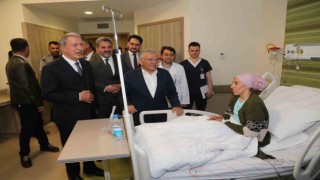 Bakan Akar ile Başkan Büyükkılıçtan hastanede bayram ziyareti