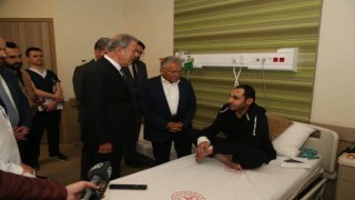 Bakan Akar, Kayseri Şehir Hastanesinde hastaları ziyaret etti