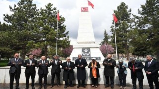Bakan Akar, Özhaseki ve Büyükkılıçtan Kartal Şehitliğine ziyaret