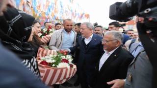 Bakan Akar ve Başkan Büyükkılıçın Tomarza ve Bünyan ziyaretleri mini mitinge dönüşte