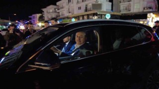 Bakan Çavuşoğlu TOGG ile gezdi, turist ve esnaf yoğun ilgi gösterdi
