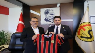 Bakan Dönmez Eskişehirsporu ziyaret etti