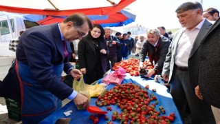 Bakan Dönmez pazarcı önlüğünü giydi, çilek tezgâhının başına geçti