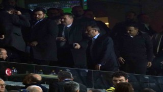 Bakan Kasapoğlu, derbiyi tribünden izledi